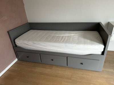 Enkeltseng, Ikea, Ikea hemnes seng i grå kan slåes ud så den er 1.40 seng.

1 år gammel 

To madrass
