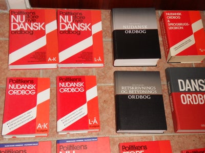 Ordbøger - Danske , Gyldendal-Politiken-Dansk Sprognævn, år 2008, flere udgave, Danske ordbøger. Se 