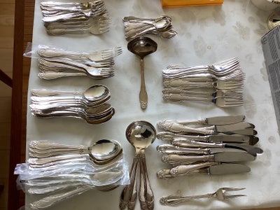 Sølvtøj, bestik, Danielle sølvplet bestik

12 knive
12 middagsgafler
12 spiseskeer
12 små gafler
12 