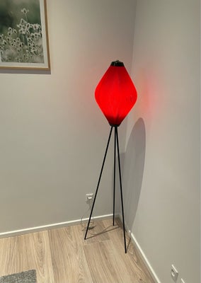 Gulvlampe, Retro, Sjælden lampe med stativfod af sortmalet metal (jern) lavet af 3 stænger. 

Rød ru