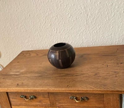 Keramik, Vase, Aluminia, nr 1567
H:10 cm - Ø:12 cm
Står helt perfekt uden skår/revner. 
 kr700,-


S
