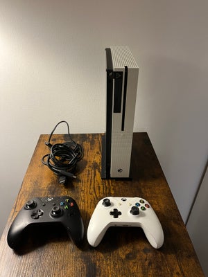 Xbox One S, 2 TB, God, Xbox One S 2 TB sælges inkl. 2 controllere (begge med mindre skader). Kan afh