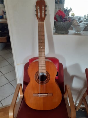Spansk, andet mærke Klassisk/ spansk guitar, med nye strenge, lige til at spille på,skriv herinde el