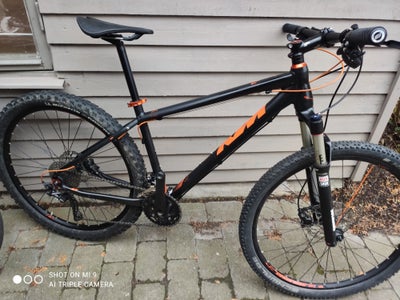 KTM, hardtail, 30 gear, Cykel er 17" og med 27.5 hjul så den passer str 165 til 177 cm ca. 
3*10 gea