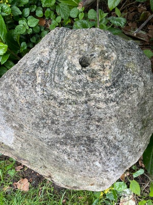 Natursten, En flot sten med hul igennem, som kan bruges til vand/springvand. Har stået i bassin, har