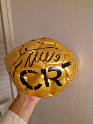 Autografer, CR7 fodbold med autograf, Super sjælden og stilet cr7 fodbold med ronaldos autograf.

Va