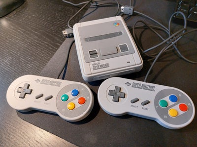 Nintendo SNES, Classic Mini, Perfekt, Moderne klassiker fra Nintendo med 2 controllere og 8bitdo Ret