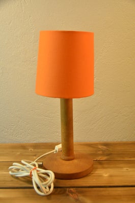 Anden bordlampe, Meget fin retro bordlampe - er ret sikker på at træet er teak og med en skøn orange