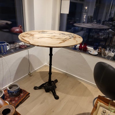 Barbord, Støbejernsfod med marmor bordplade.
Højde 109 cm.
Diameter bordplade 100 cm.