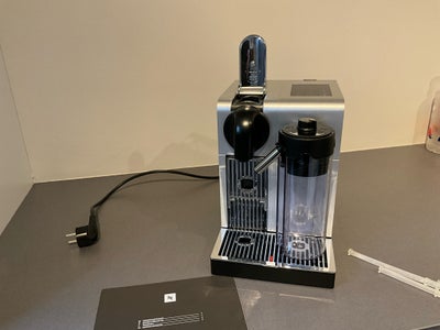 Kaffemaskine , Nespresso, Sort/ stål nespresso maskine . Mælkeskummer er aldrig brugt. Den står fuld