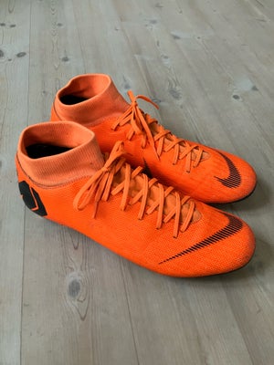 Fodboldstøvler, Fodboldstøvler, Nike, str. 44, Nike Mercurial fodboldstøvler str. 44 i orange. 

Pæn