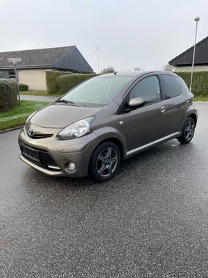 Toyota Aygo, 1,0 VVT-i T2 Air+, Benzin, 2013, km 210000, champagnemetal, træk, nysynet, aircondition