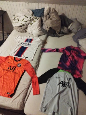 Fodboldtrøje, Fodboldtrøjer, Nike, str. M, Jeg sælger de her 4 fodbold trøjer til 500 kroner. De er 