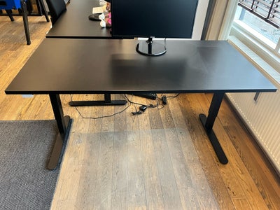 Skrivebord, JYSK, b: 160 d: 80, Næsten nyt hævesænkebord i sort fra JYSK.

Model: Slangerup