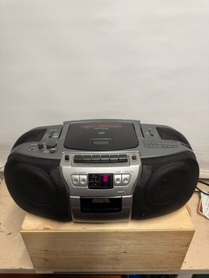 Ghettoblaster , Aiwa, God, Kan afspille cd, radio og bånd
Virker fint
Fragt 60kr