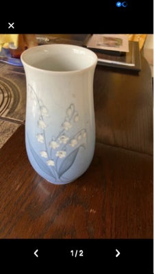 Porcelæn, Vase, B&G, Vase med liljekonvaller 18 cm høj har nr 57/210 
Kan sendes mod betaling på mod