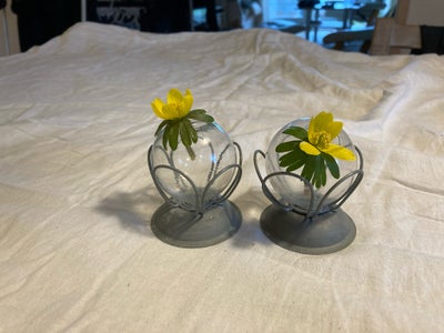 Vase, Mini vaser, Sæt med to små glasvaser. 
Glaskugle i metalstel. Sidder ikke fastmonteret, så hæl