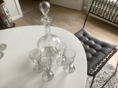 Glas, Karaffel  og 4 glas, 1 karaffel med 4 gl. franske portvinsglas.
Mål: karaffel 29 cm høj. Glass