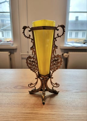 Vase, Farvet glas vase, Den fineste gamle glas vase, i helt gult glas. Den firkantede vase kan tages