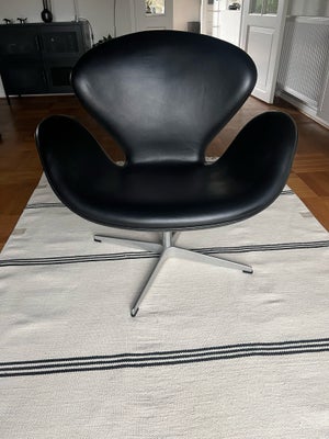 Drejestol, læder, Fritz Hansen/Arne Jacobsen svanestol, Svanestolen i sort læder - brugt som pyntemø