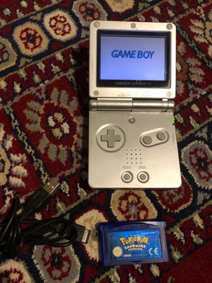 Nintendo Gameboy advance SP, + Pokemon Sapphire, God, 

Grey Game Boy Advance SP håndholdt system

S