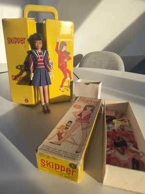 Dukker, Vintage Barbie Skipper, Original vintage Barbie fra 1963 med æske og flere sæt tøj samt tilb