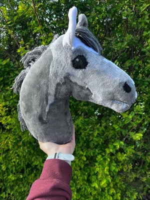 Kæphest, Kæphest, Hobby horse, Jeg sælger denne grå hest. Den koster 600kr+fragt

Kæp og hovedtøj ka
