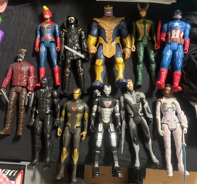 Action figur 30 cm, Marvel, Marvel action figur 30 cm

Iron man sort/guld 100 kr.
Iron man sort/sølv