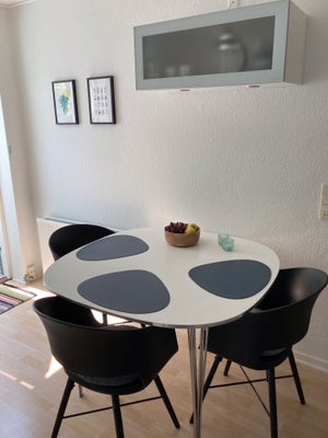 Spisebord, Laminat bordplade, b: 110 l: 110, Fint hvidt spisebord fra Ilva. Kvadratisk med afrundede