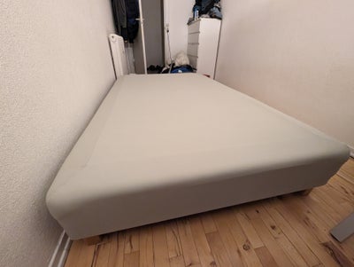Enkeltseng, IKEA Snarum, b: 120 l: 200 h: 40, Selling my Ikea bed because I'm moving out.

This is t