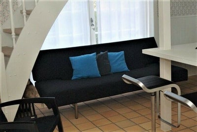 Sofa, stof, 2 pers., Designsofa.
Kan anvendes som sovesofa også.
Koksfarvet betræk.
Sædehøjde 40 cm.