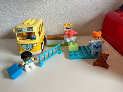 Lego Duplo, Bybussen, Lego Duplo by-bus med to små mennesker og en buschauffør og ekstra tilbehør.
L