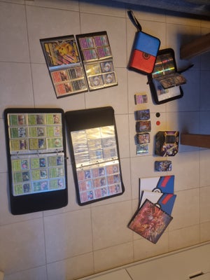 Samlekort, Pokémon kort, Pokémon samling bestående af 9 mapper (nogle uden kort i) 3 metalkasser, fl