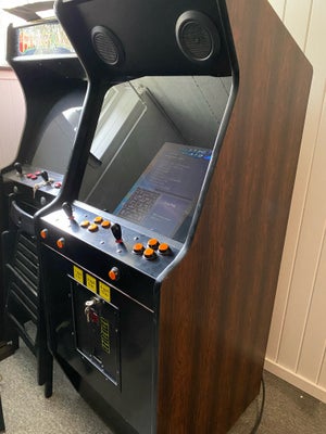 JK Automater , arkademaskine, God, JK arkademaskine med 516 vertikale Arcade spil. 

Nem menu og kræ