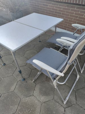 Bord og 2 5 posisionsstole, 1 bord samklappelig, 80 * 120 cm.udfoldet. 80 * 60 cm foldet sammen.
2 s