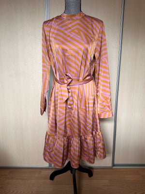 Festkjole, MSCH, str. M,  Orange/lyserød,  Polyester/elastan,  Næsten som ny, Flot og festlig kjole.