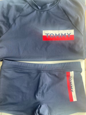 Badetøj,  Badebluse & short, Tommy Hilfiger, str. 140, Str. 10-12 i marine blå med logo. Nypris ca. 