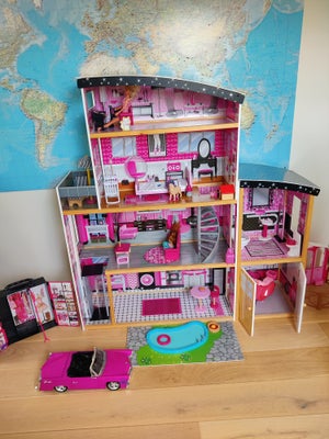 Barbie, Kæmpe pakke med Barbie er klar til nye lege. 

Der er dukker, møbler, tøj, madvarer, bil, he