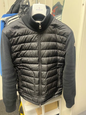 Andet, str. M, Moncler, Købt i august for 6400kr

Kvittering haves stadig

Købt i Sverige for 9999 s