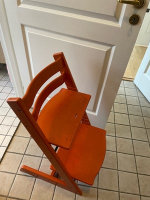 Højstol, Stokke, Fed retro orange højstol. Har lidt slid i malingen( se billeder), men er ellers i d