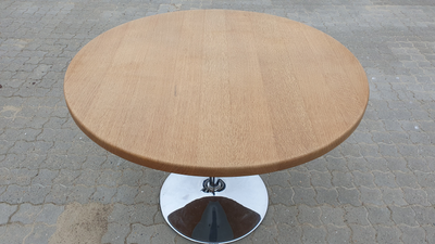 Spisebord, Egetræ, massiv, b: 105 l: 105, Lækkert rundt bord med søjleben

Pladen er af massiv egetr