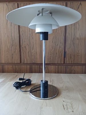 Louis Poulsen, 4/3, bordlampe, Luis Bordlampe type 4/3 hvid.
Fremstår som ny uden skader og ridser.
