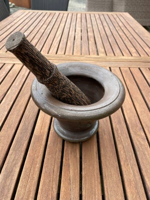 Morter keramik, Super dekorativ ældre morter i brun keramik med støder i flot meleret træ
Højde 14cm
