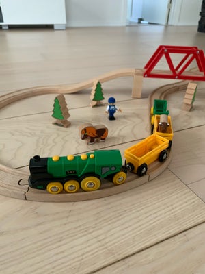 Togbane, BRIO togbane med bro og div dyr og figur. Fremstår velholdt - 3 lokomotiver hvor af den ene