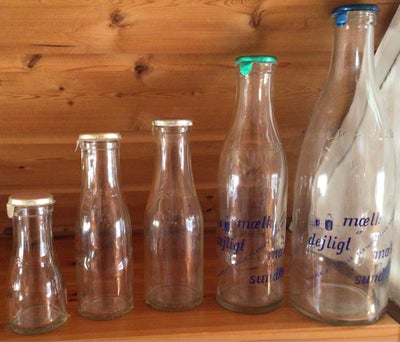 Flasker, Mælkeflasker, Klare mælkeflasker MED LÅG som ikke er så nemme at få fat i . Fuldt sæt kr 15