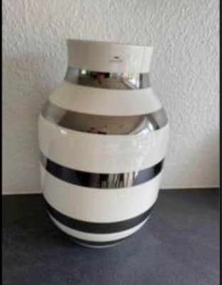 Vase, Vase, Kähler, Kähler Omaggio vase med sølvstriber 30,50 cm
Aldrig brugt - står i et skab. 