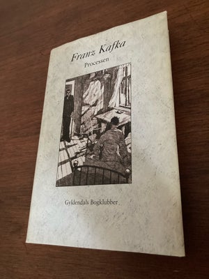 Processen, Franz Kafka, genre: roman, Indbundet med smudsomslag. Pænt eksemplar.