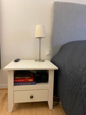 Natbord, IKEA Hemnes, Hvidt sengebord fra IKEA serien Hemnes. Med skuffe og hylde. Det måler 45cm i 