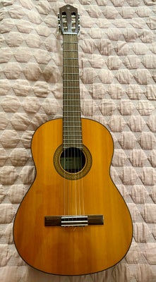 Klassisk, Yamaha CG 102, Næsten ubrugt guitar fra Yamahas concert serie sælges.
Kom aldrig i gang hv