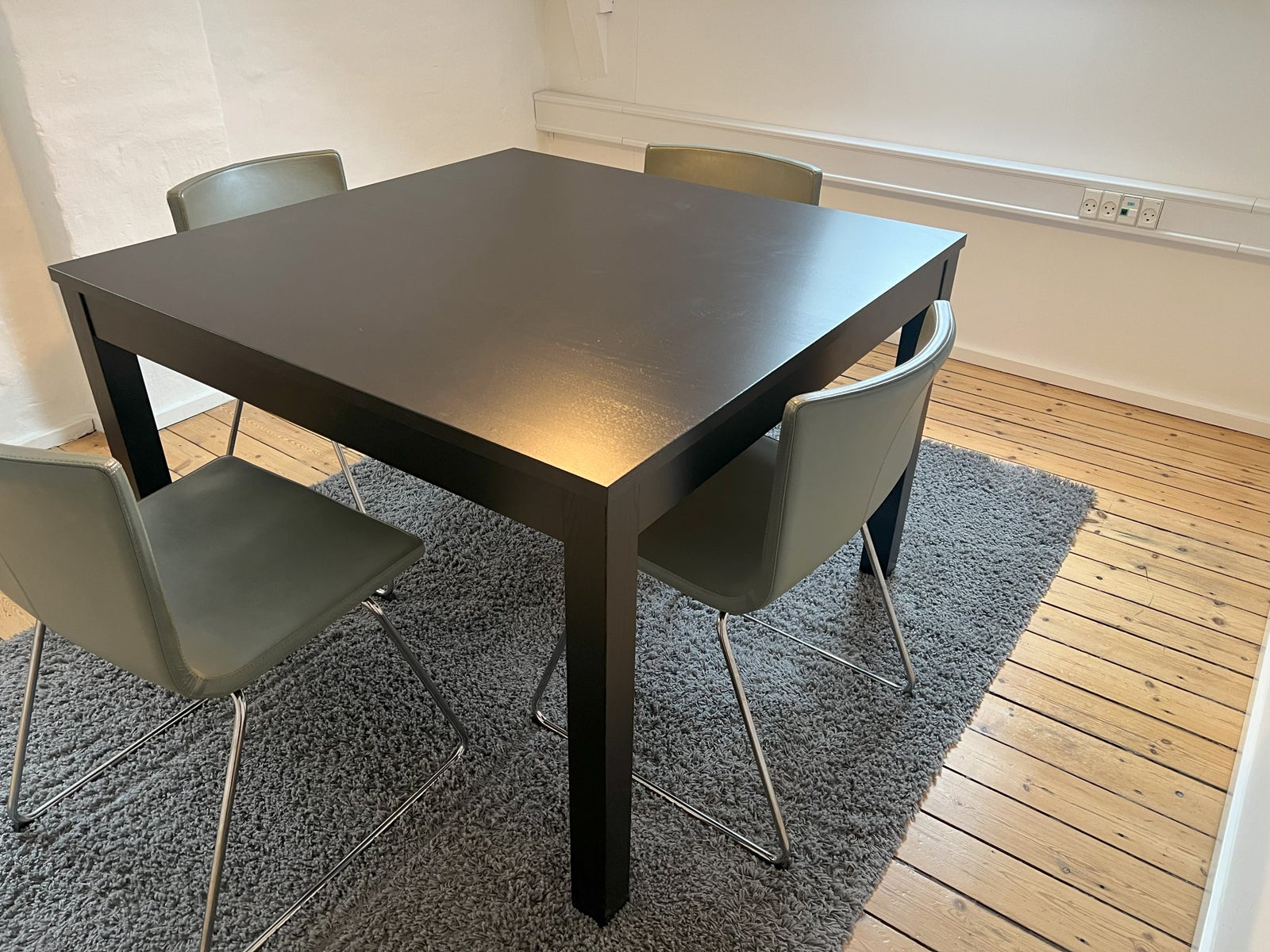 Spisebordsstol, Kunststof og metal